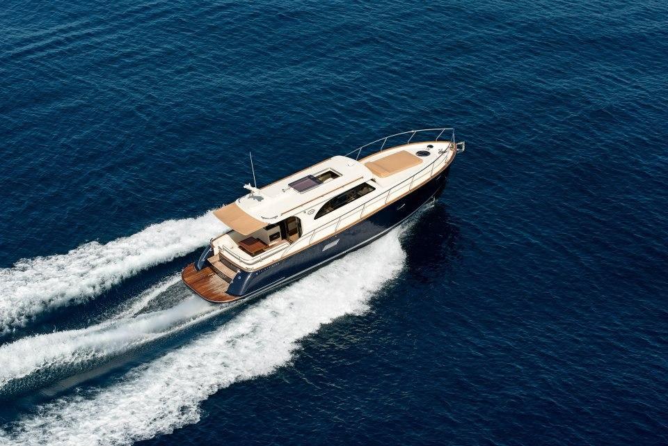 Terrara Motor Yachts: Terrara 39 model view from the top speeding through water